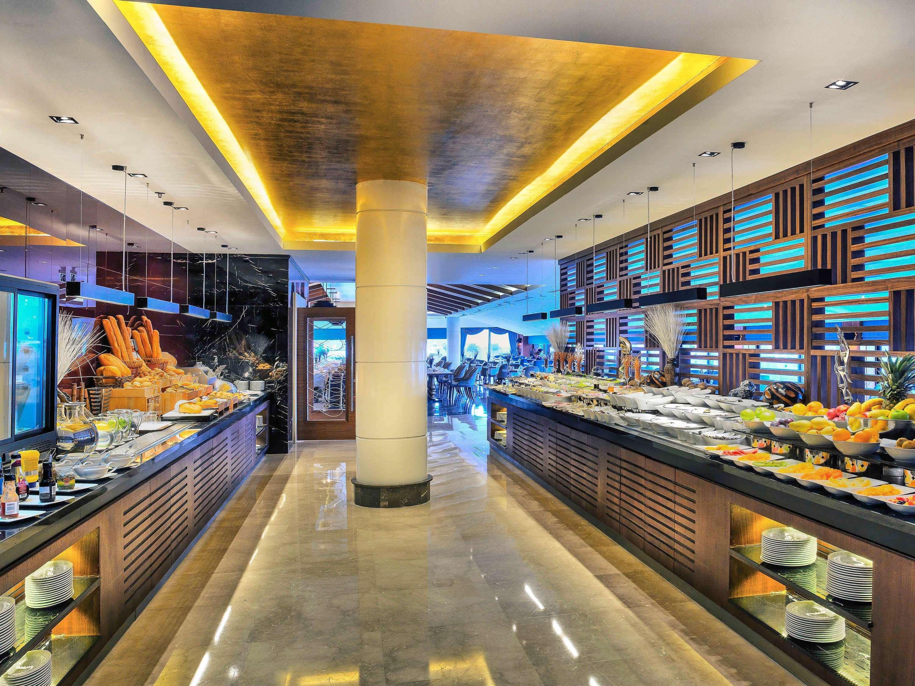 머큐어 이스탄불 보몬티 호텔 외부 사진 The buffet at the hotel