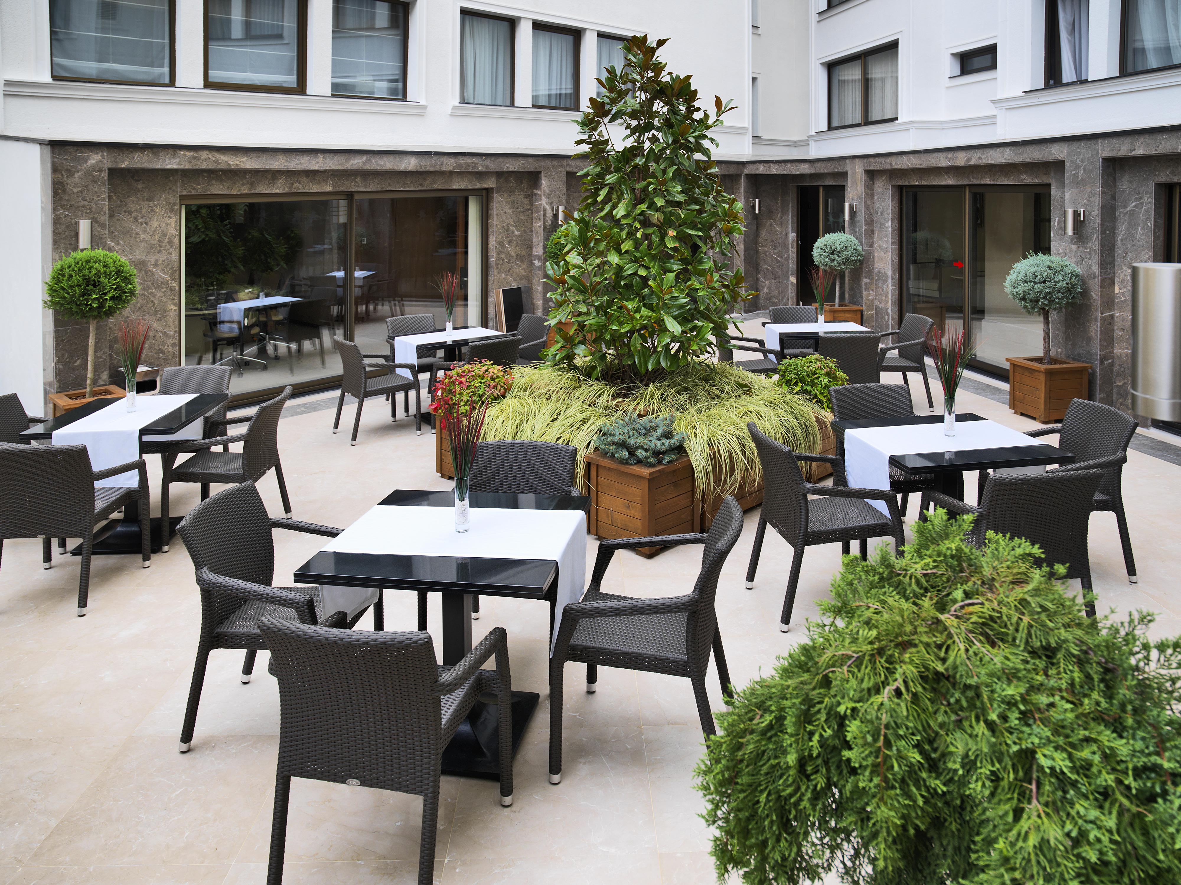 머큐어 이스탄불 보몬티 호텔 외부 사진 The hotel's courtyard