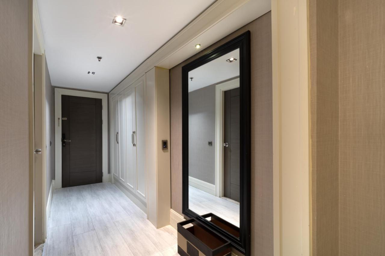머큐어 이스탄불 보몬티 호텔 외부 사진 A mirror in a hallway