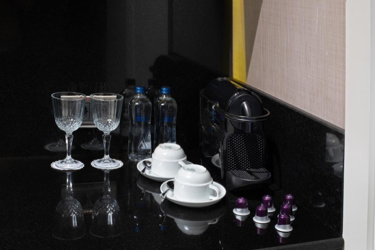 머큐어 이스탄불 보몬티 호텔 외부 사진 A Nespresso coffee machine in a hotel room