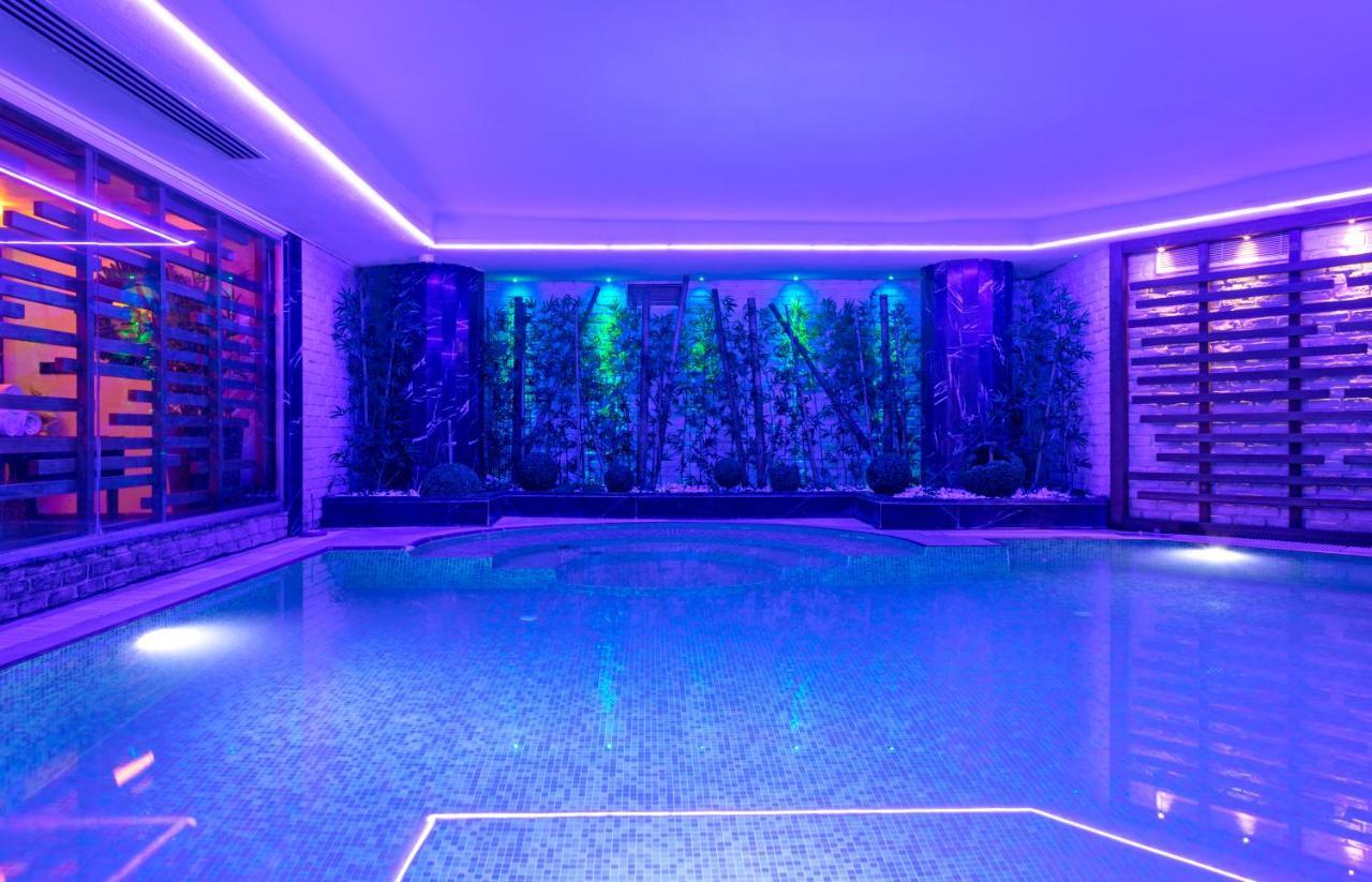 머큐어 이스탄불 보몬티 호텔 외부 사진 The pool at the Mandarin Oriental, Munich